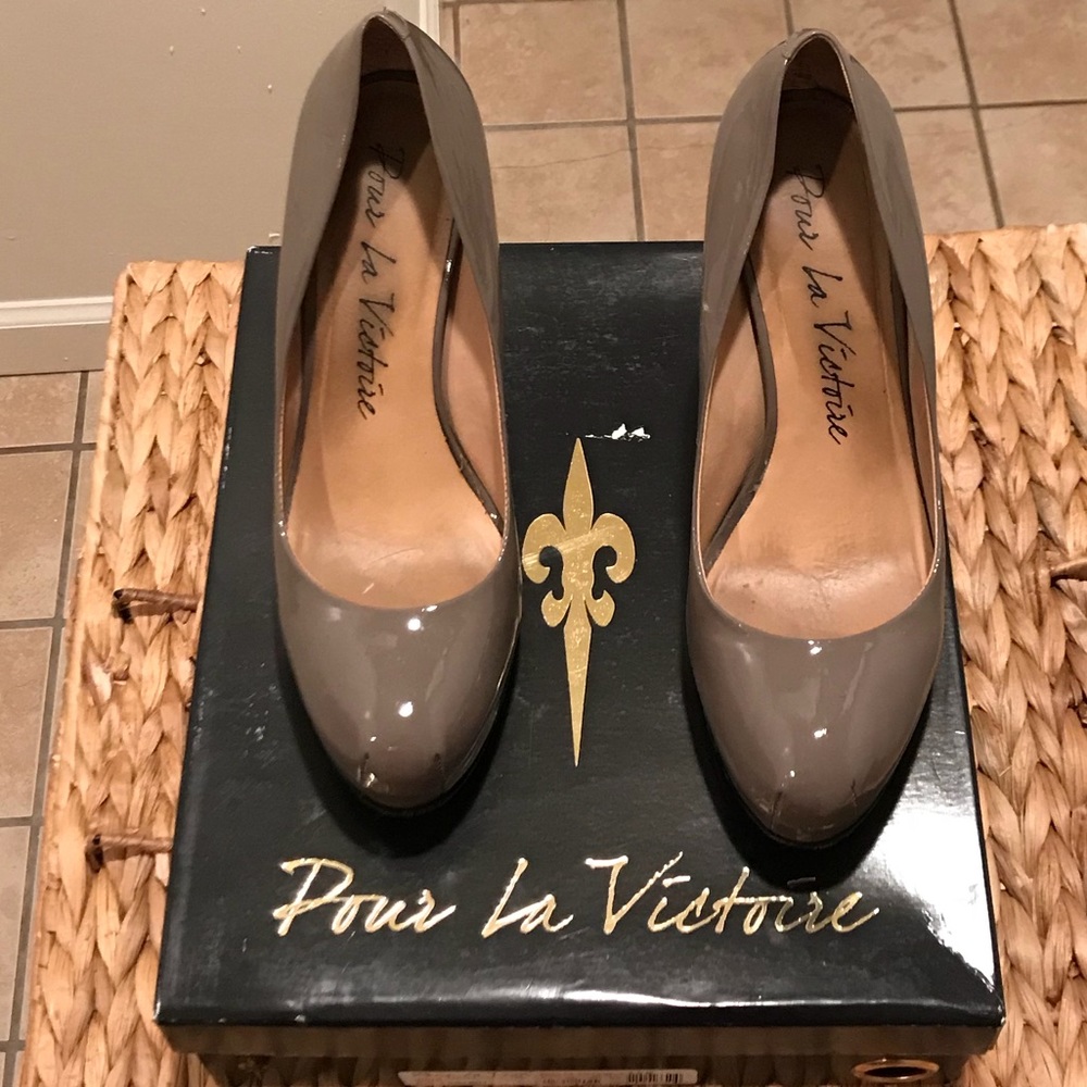 Pour la Victoire grey patent leather pumps